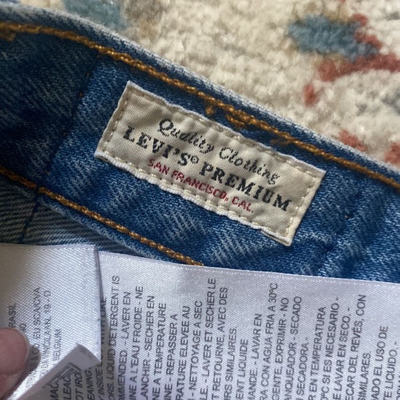 Blue Levi Jeans 28x30 - Picture 2 of 4